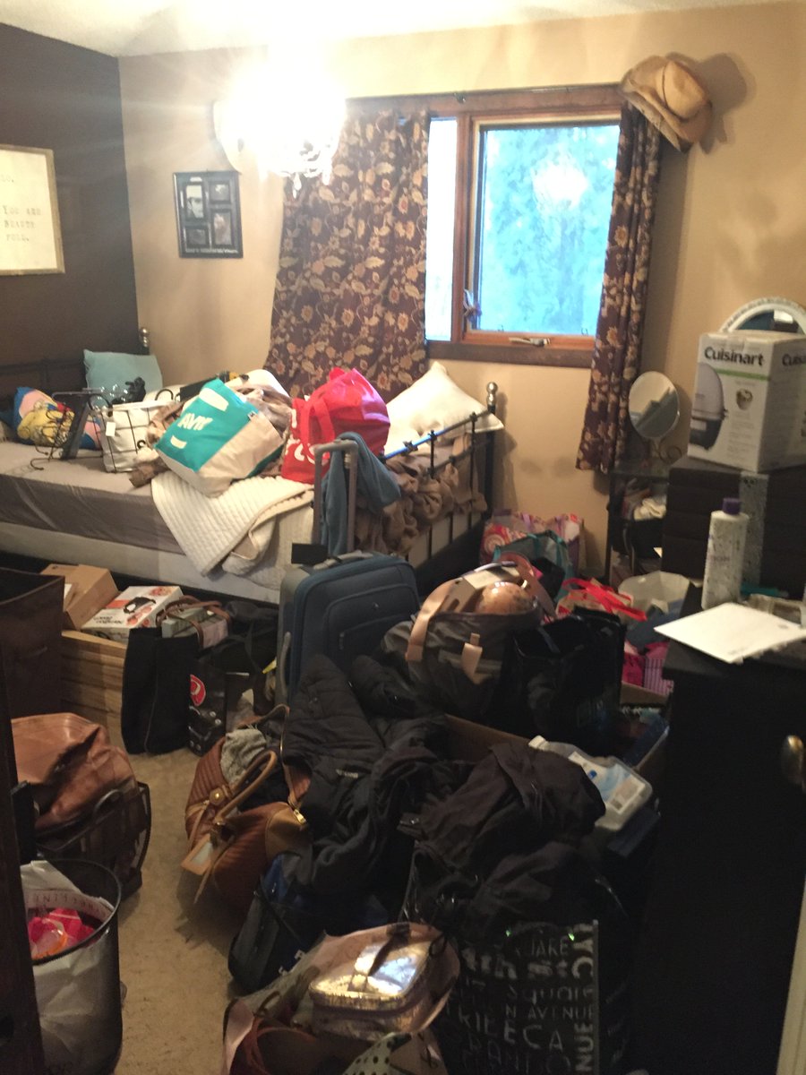 Smyth94ever's tweet photo. This is my Britt’s room after moving back home from her dorm. Doesn’t incl what’s in the garage. 😱 #GonnaBeABusyWeek https://t.co/xwemsRVI2f