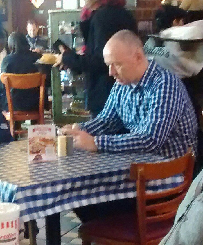 Littlej1616's tweet photo. In chicago they have restaurant camoflouge. https://t.co/PVzew1Oh6A