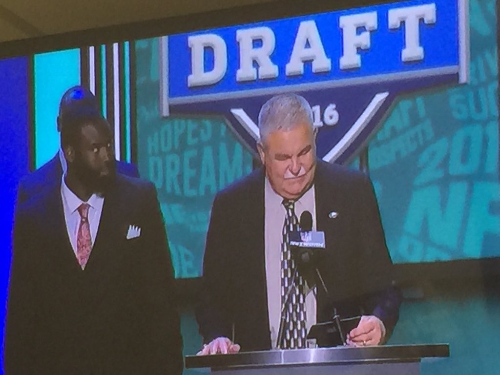 JacquesDoucet's tweet photo. #LSU great Bennie Logan announcing the @Eagles pick + nailing the pronunciation! https://t.co/xy6bBwbxZc