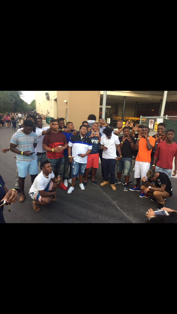 thebagsnatcha's tweet image. #gradbash2k16 🤘🏽🔥