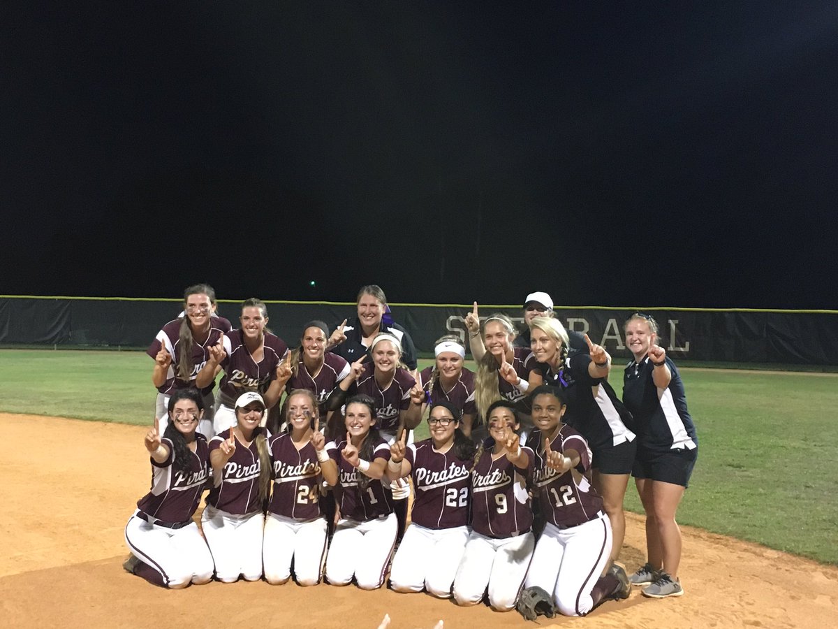 Jen_Blanco1's tweet photo. @piratenationhs softball is headed back to the state semifinals after beating Fort Myers 6-1. https://t.co/gXkCIQZHdh