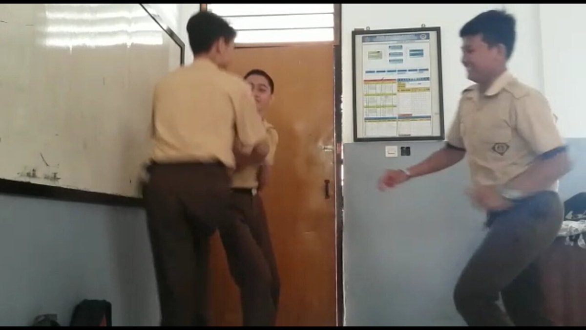 Istirahat di kelas aja lah main berantem ben ga jajan kumpulin buat liburan uang nya