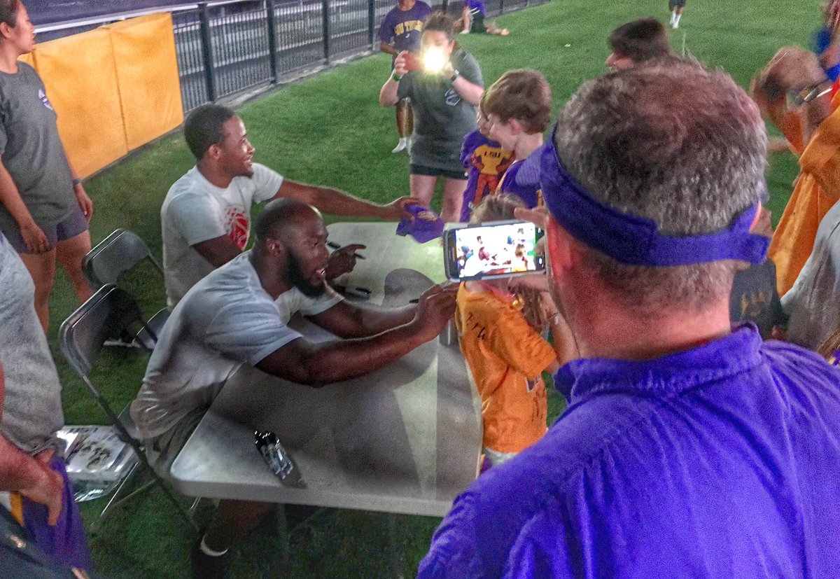 LSUfootball's tweet image. Both @bharrisqb1 and @_fournette signing autographs for the kids at the @LSUTigerStadium camp out.