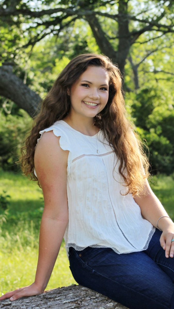 garlick_hannah's tweet photo. So happy with these Senior pics by @MOG_Photography :)) https://t.co/QPlv6vDEcZ