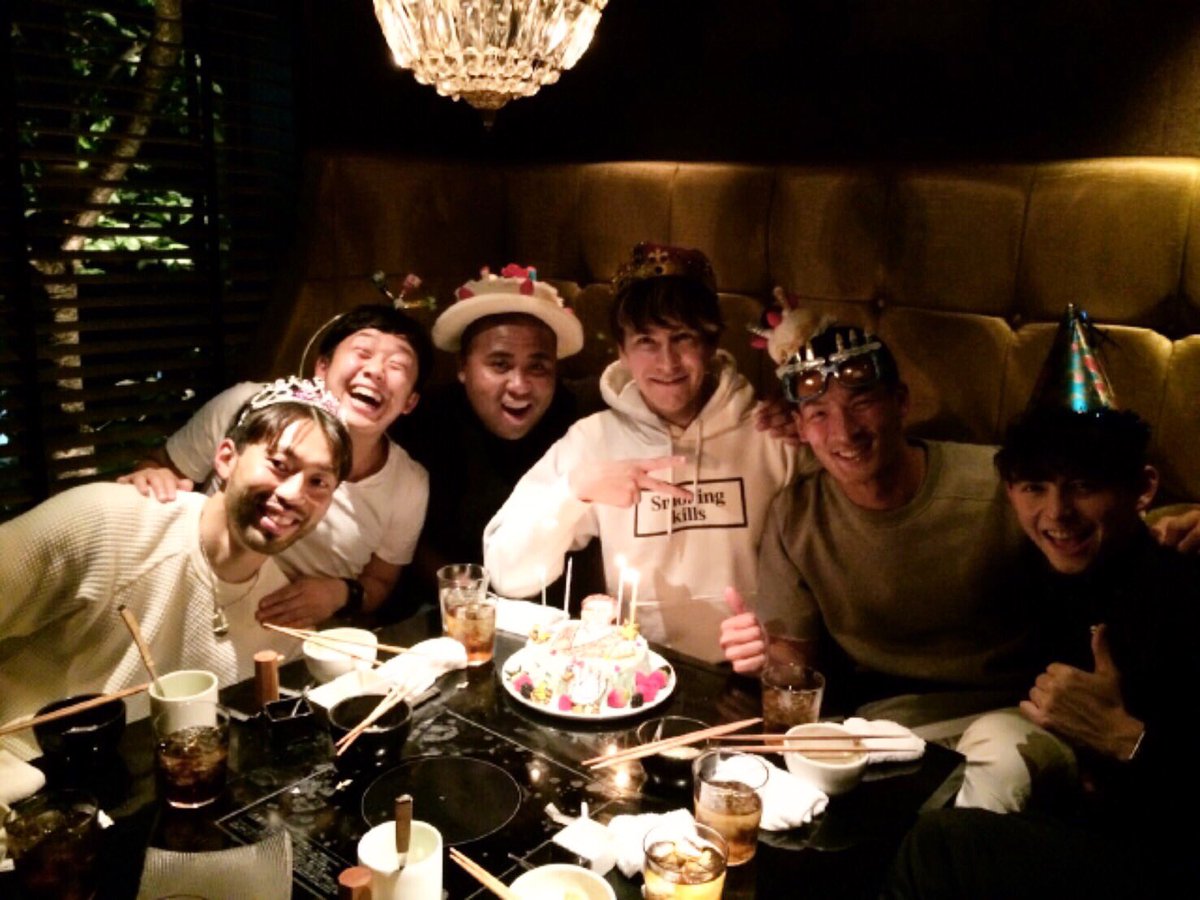 槙野智章 Pa Twitter サプライズ誕生日会 Joy君良い顔してたな 仲間っていいよね 素敵なカッチョいい友達と一緒に最高の時間を過ごせました 昨日は試合にも勝ったし お祝い出来たし 最高のゴールデンウィーク
