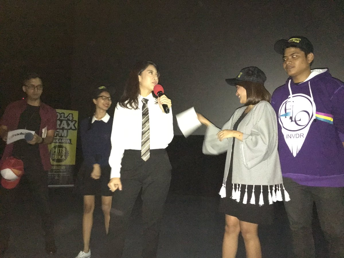 iSwaraJKT's tweet photo. Wah ada kejutan buat IListeners karena ada si Cinta lho sekarang @therealDiSastr #NontonRame2AADC2 #byarcep https://t.co/miJsZUDcNf