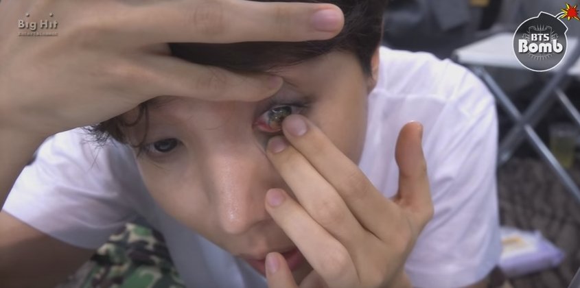 's tweet image. TUTORIAL: DE HOSEOK DE COMO PONERSE LENTES DE CONTACTO.