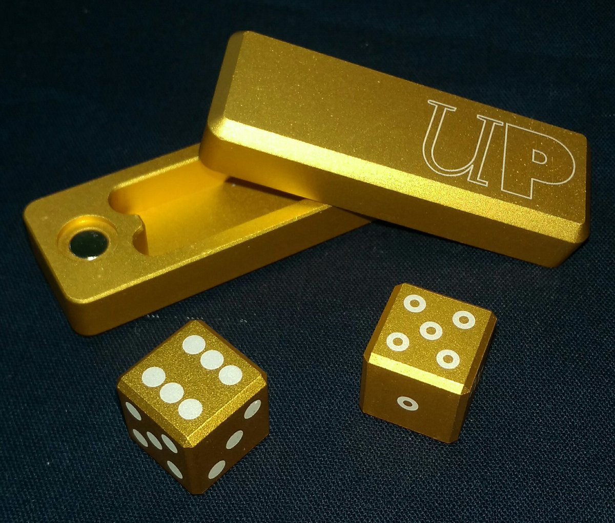 取扱中】金属製の『レジェンダリーメタルコイン』や高精度の『グラビティダイス』、近未来的デザインの『AKO  DICE』や人気の『ダイスリング』など、思わず所有欲を掻き立てるアイテムを取扱中です！