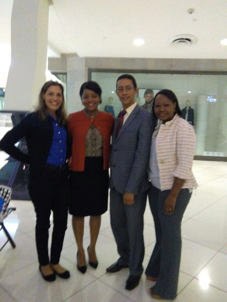 DINEROIDEASRD's tweet photo. La Plana Mayor de Dineroideas. Luisa, Lissette, Aurelio y María en la #SEFIRD https://t.co/qucfN5AYRQ