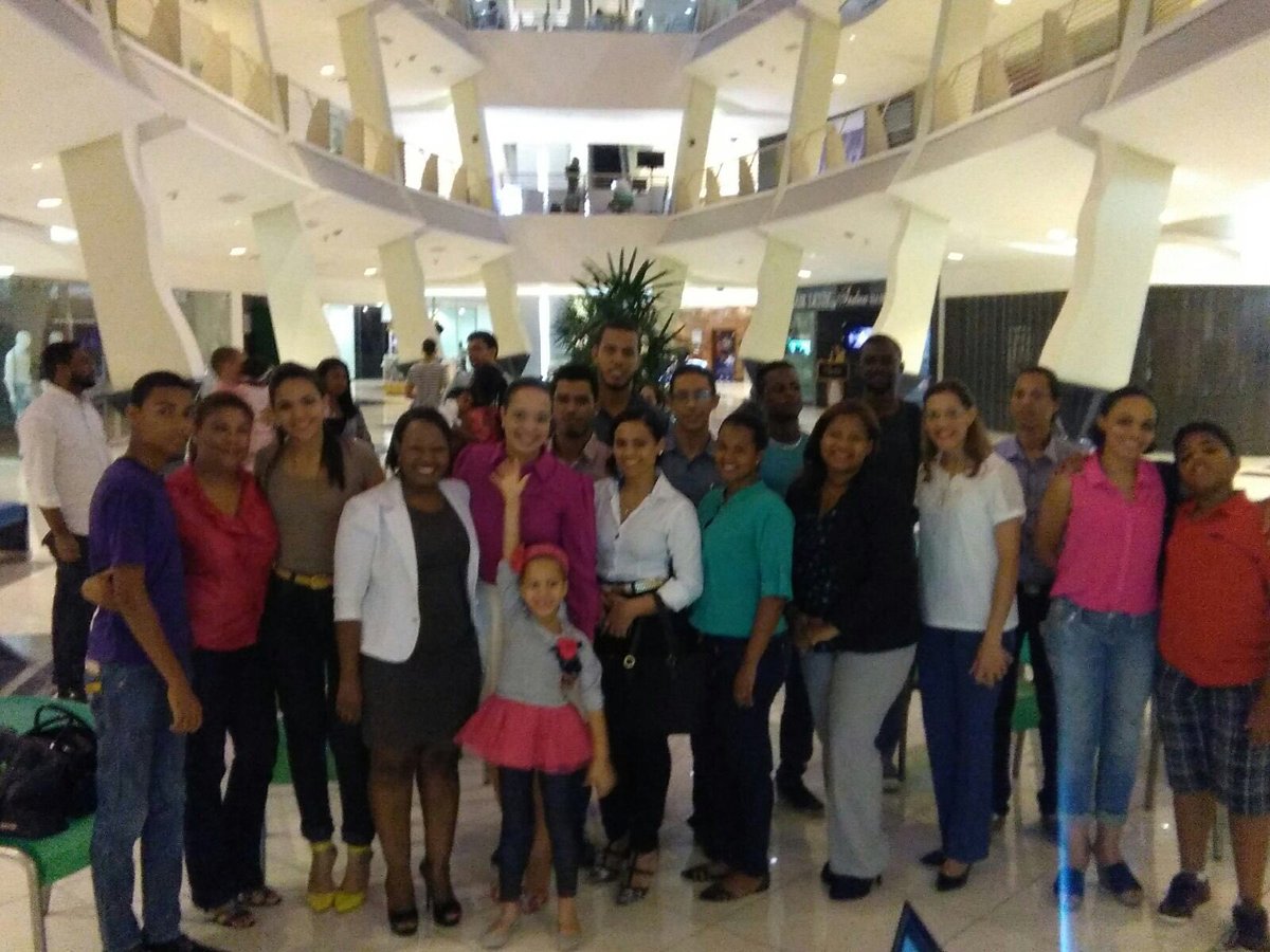 DINEROIDEASRD's tweet photo. Una parte de la familia Dineroideas en la #SEFIRD https://t.co/e0lfiN4Ae6