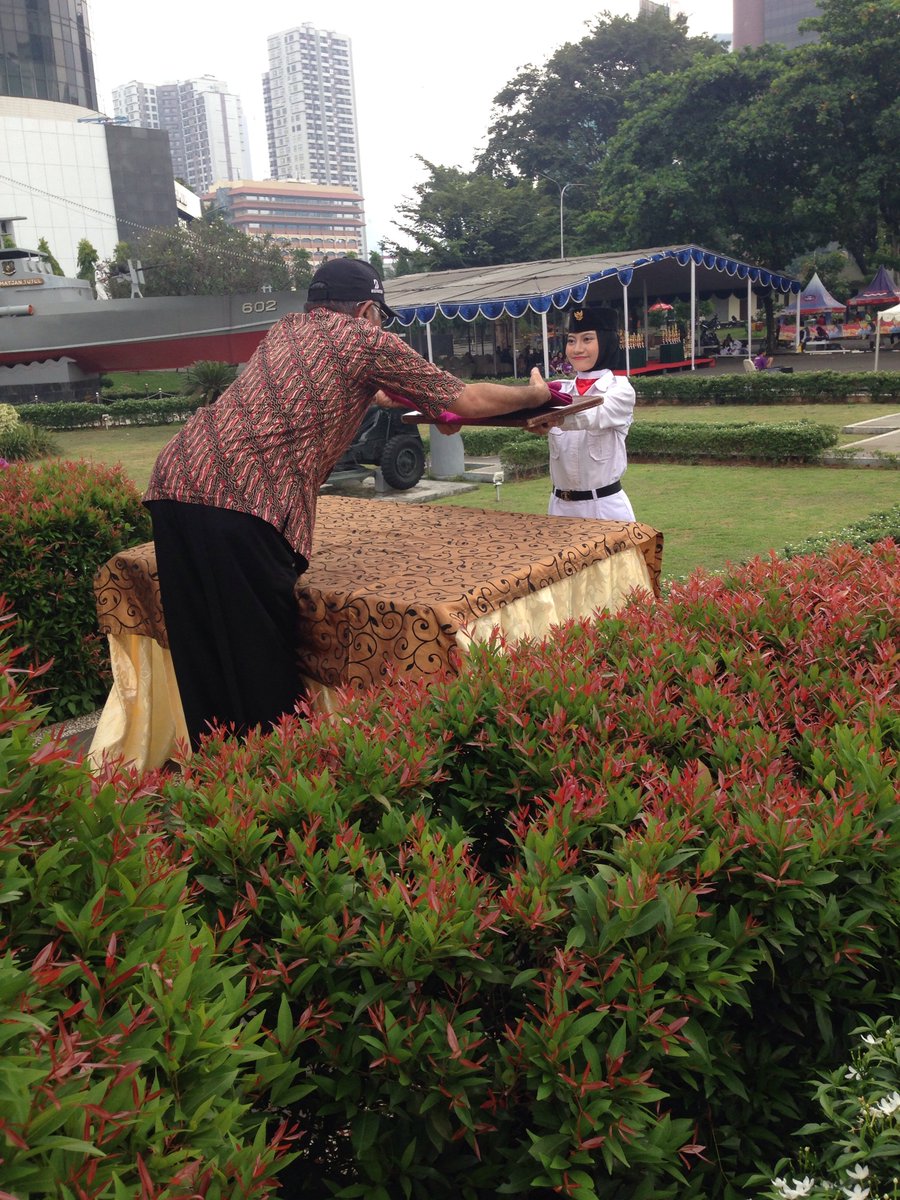 Sman 39 jakarta dengan nomor urut 6 sedang mengambil bendera