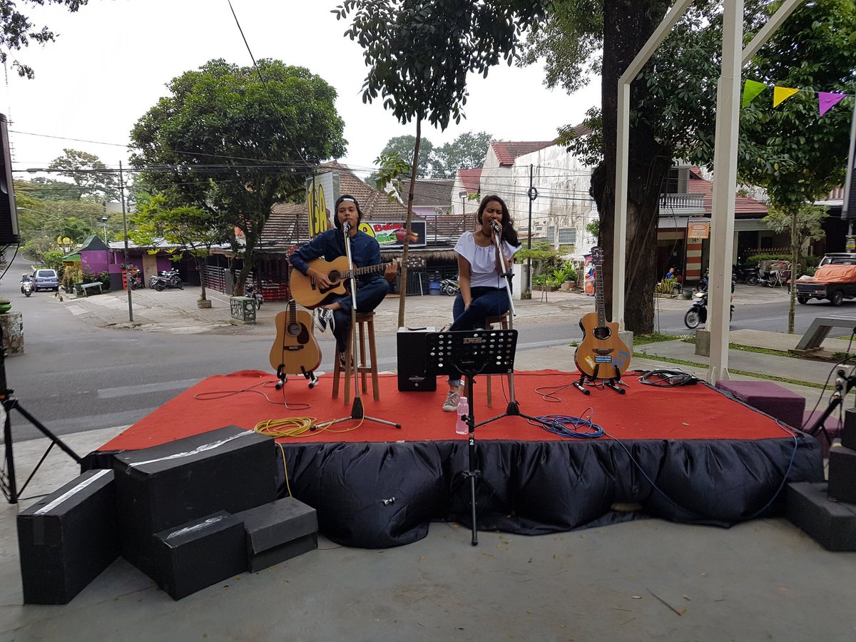 FIDESCreative's tweet photo. Sweet Meanwhile dah tampil nih ayok yang belum ke taman kunang2 di tunggu ya 
#MerasaSeni https://t.co/vOKx4heXcX