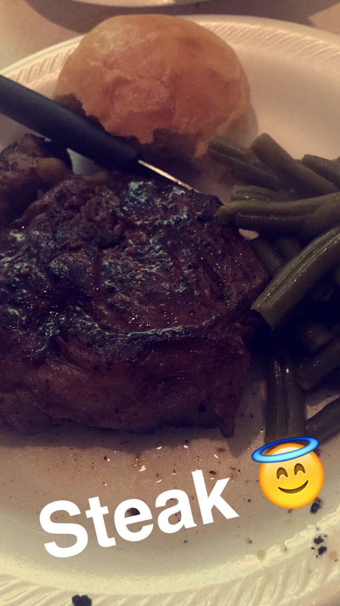 KayeeLynn_'s tweet image. @jaylynmo  blessed me with THE BEST STEAK !!!! That's law ! #FriendsWhoCook 🙌🏾