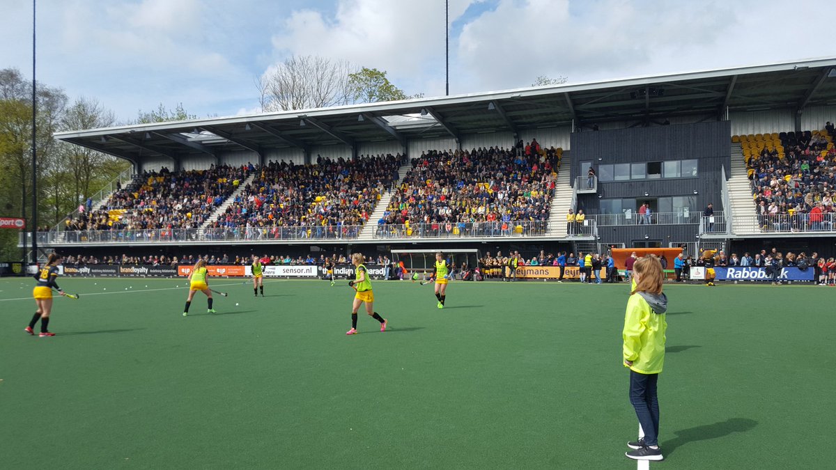 FotostudioRSP's tweet photo. De spanning  stijgt... @HCDBDAMES1 #RSPictures @HCHertogenbosch https://t.co/2gvVXB9Qjk