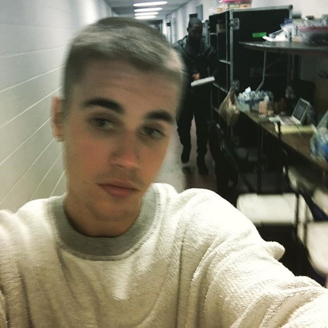 mskassandraD's tweet photo. HOLY FUCKING AHJJSJD BUUUZZZZZTIIIN! HES SO HOT!!!!๐๐๐๐๐ฅ @justinbieber #ripdreads https://t.co/g2apYlOIPp