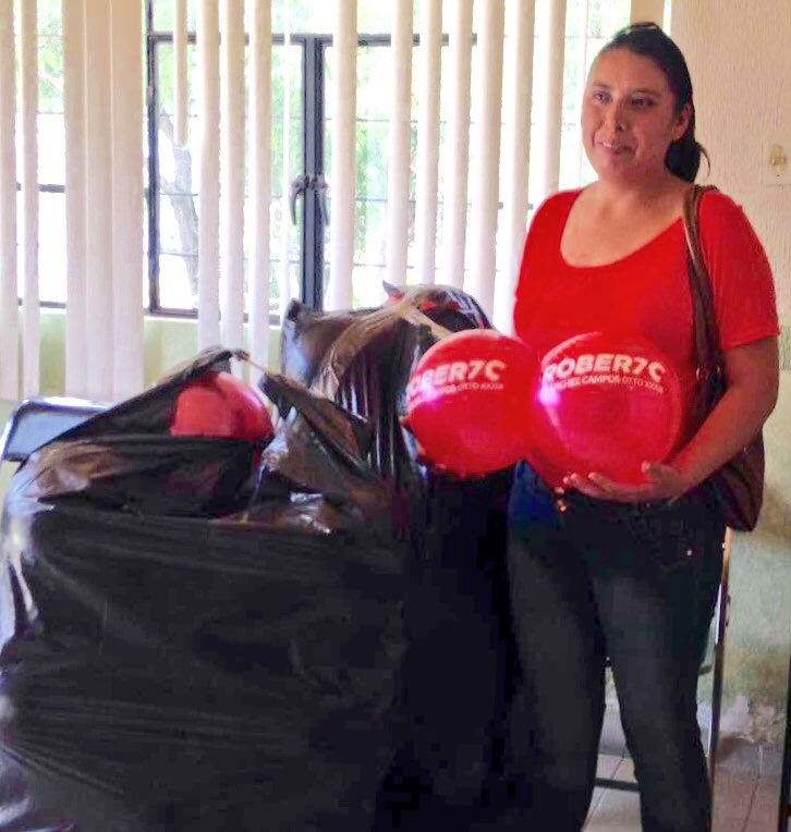 RobertoSC2018's tweet photo. En el municipio de #Temascalapa, apoyamos con obsequios en la comunidad de Santa Ana. 
#RobertoContigo
#DiaDelNiño https://t.co/7ZJUmnfyE7