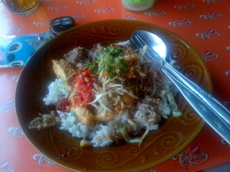 Makan siang nasi lengko di cirebon