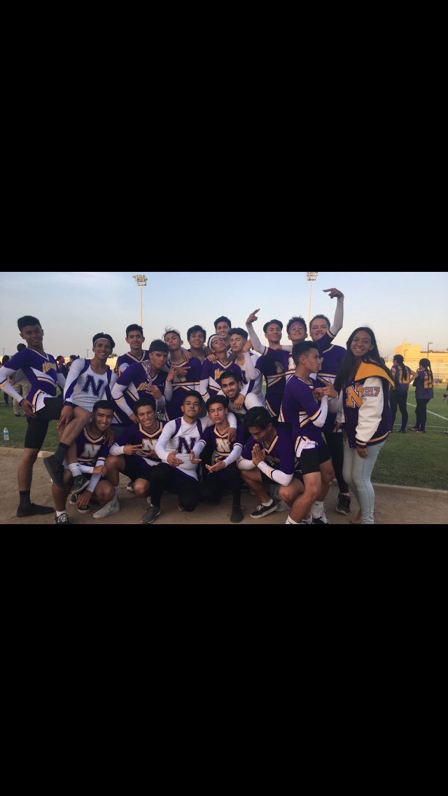 Angel_4huned's tweet image. Juniors with that W!!!🏈 #class2017    Senior weak asf 🚮😂