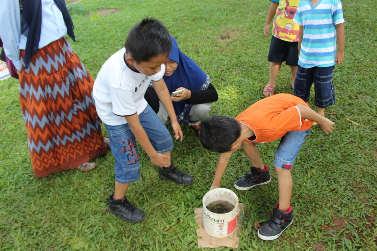 Outbond game yg dipandu rekan @kudusmengajar sukses bikin adik2 terhibur! #sekolahtaman #kuduskotakita