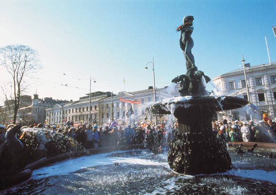 VisitHelsinki's tweet image. May Day, May Day! Time for Havis Amanda to get her annual bath and a new student cap tonight 6pm #vappu #helsinki
