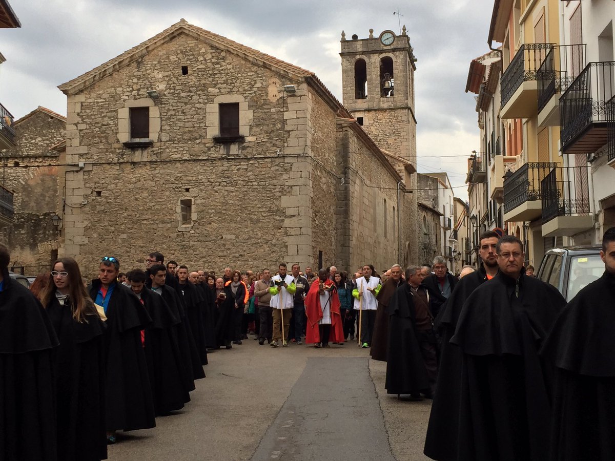 CatiMaestrat's tweet photo. I com fa quasi 700 anys els catinencs  eixim processó des de #Catí fins a l'ermita de Sant Pere de #Castellfort https://t.co/d8QNBacD9S