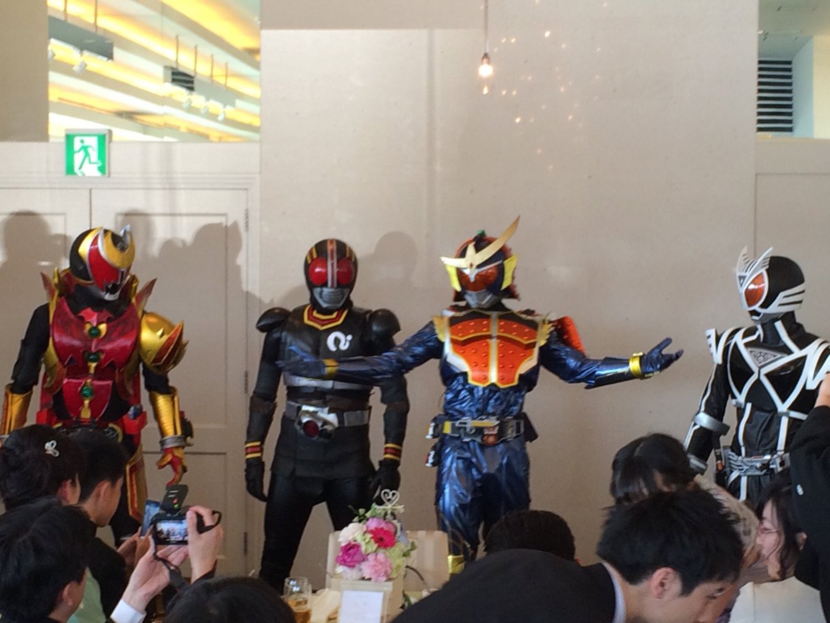 披露宴で新郎と出席者が 仮面ライダー鎧武 ショー 自作スーツのクオリティが神すぎる 新郎と出席者の正体は Togetter 披露宴で新郎と出席者が 仮面ライダー鎧武 ショー 自作スーツのクオリティが神すぎる 新郎と出席者の正体は Togetter