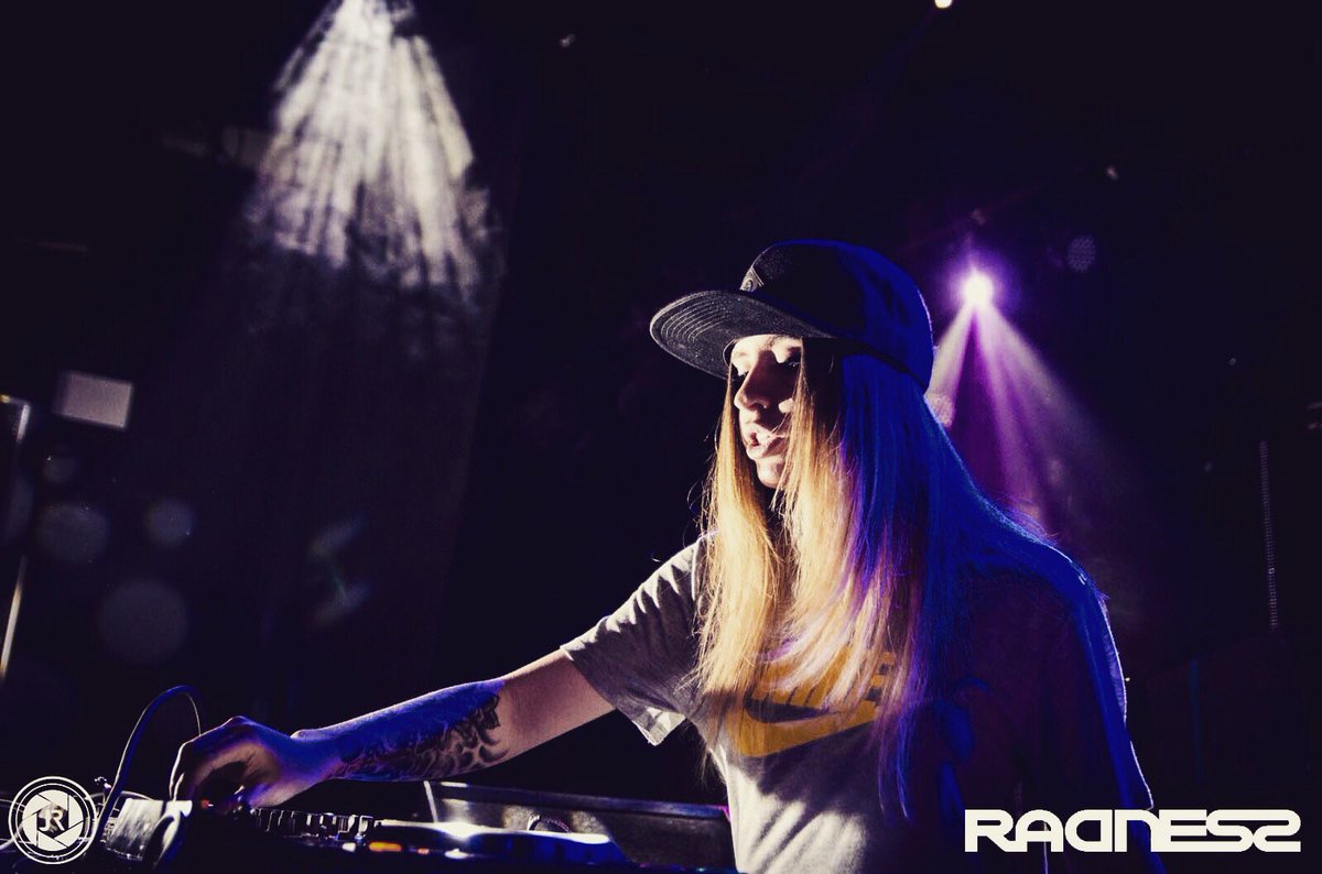 RADNESSmusic's tweet photo. Gracias Granada ☺️ nada como pinchar rodeada de buena gente y amigos @TOXIC_CLUB_ 💙 foteque del señor @joseeRamoos ! https://t.co/GzNGjvYmMA