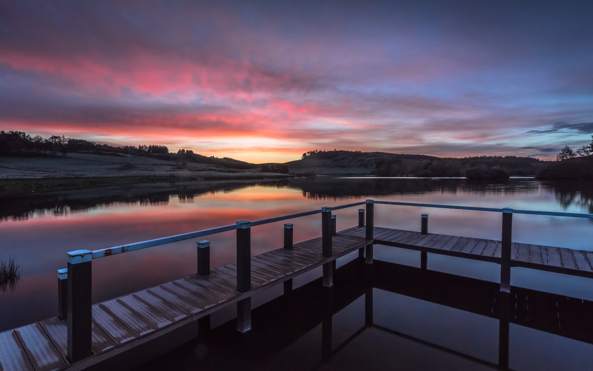 rgcxyzee's tweet photo. Herald #sunrise #KnappsLoch #scotland @inverclyde @VisitScotland https://t.co/FEHPe0Hil7