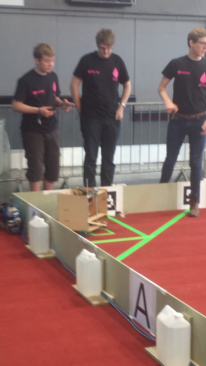 InSyncRobotics's tweet image. Testing on going in the arena, verdict? We might be able to get 1 box #srobo