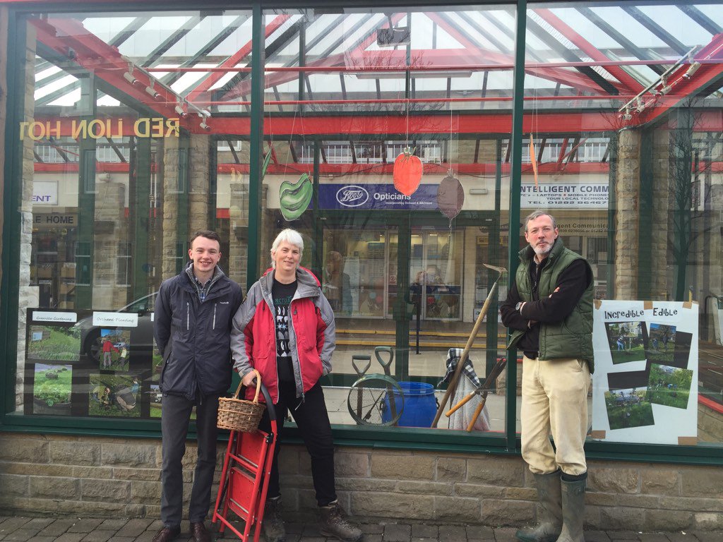 ColneTown's tweet photo. Thanks to our Glass Box team. @JackCEsq is manning the @EdiblePendle display &amp; Ele Jolley &amp; Jim Staton decorated it. https://t.co/OP0RfOnMBu