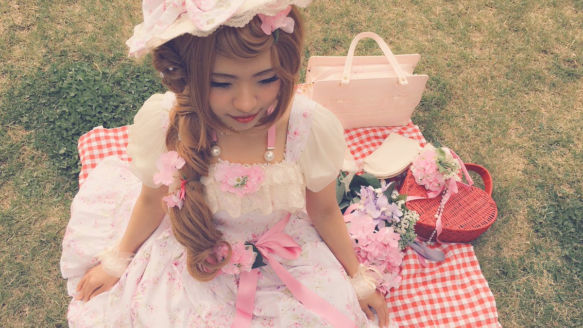 Rowal Kint × Pochette Étoile 1st collaboration ~Amelie Bloom~ series♡

카탈로그 촬영 중입니다♡
#lolita #로리타패션 #ロリータ