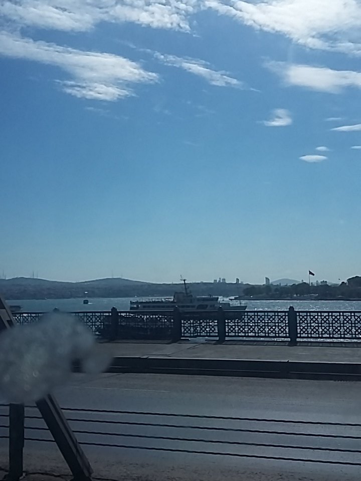 Gülüşüne güneş bulaşmiş ....