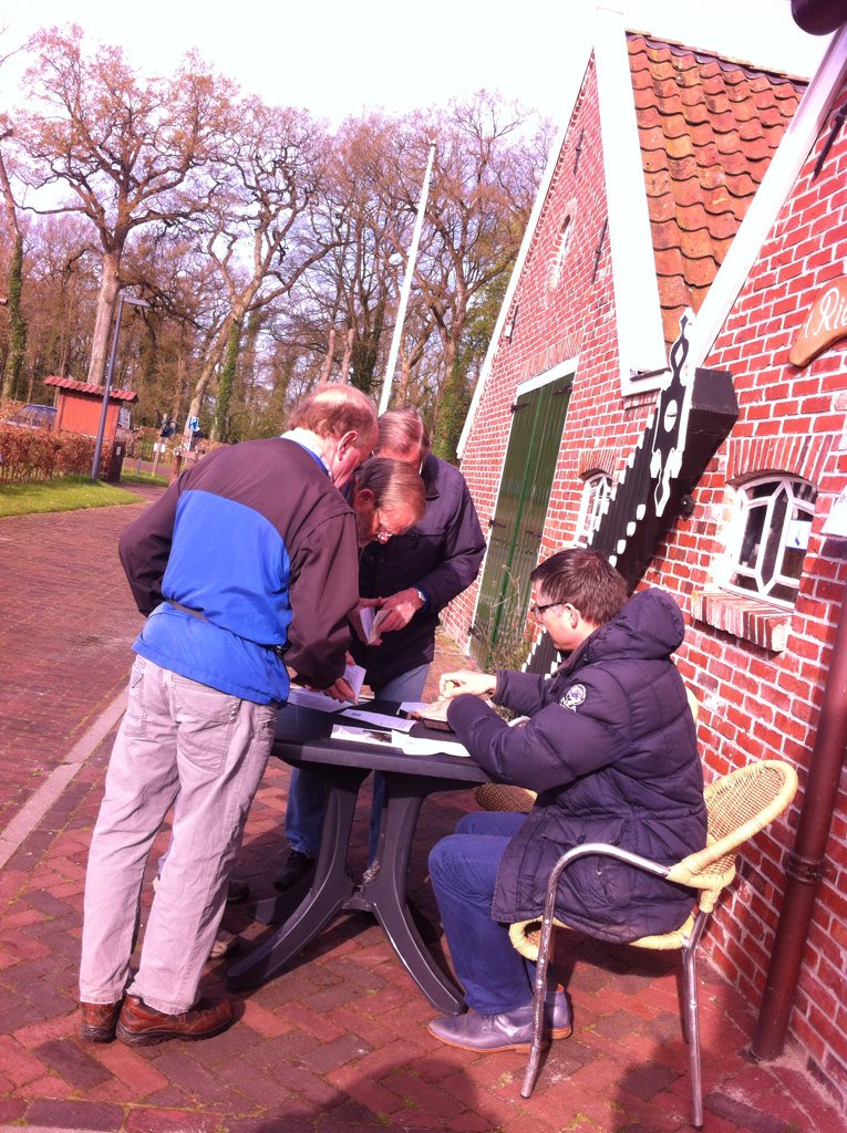 OCMarum's tweet photo. Heerlijk weer! #mow16 #wandelen #borchtocht https://t.co/U8BqzJeSQX
