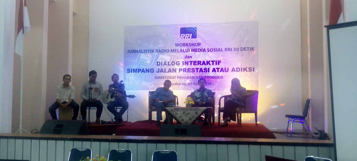 Sahabat sdg mendengarkan dialog interaktif "Simpang Jalan Prestasi Atau Adiksi". Ada jg penampilan Mr. Baracoustic.