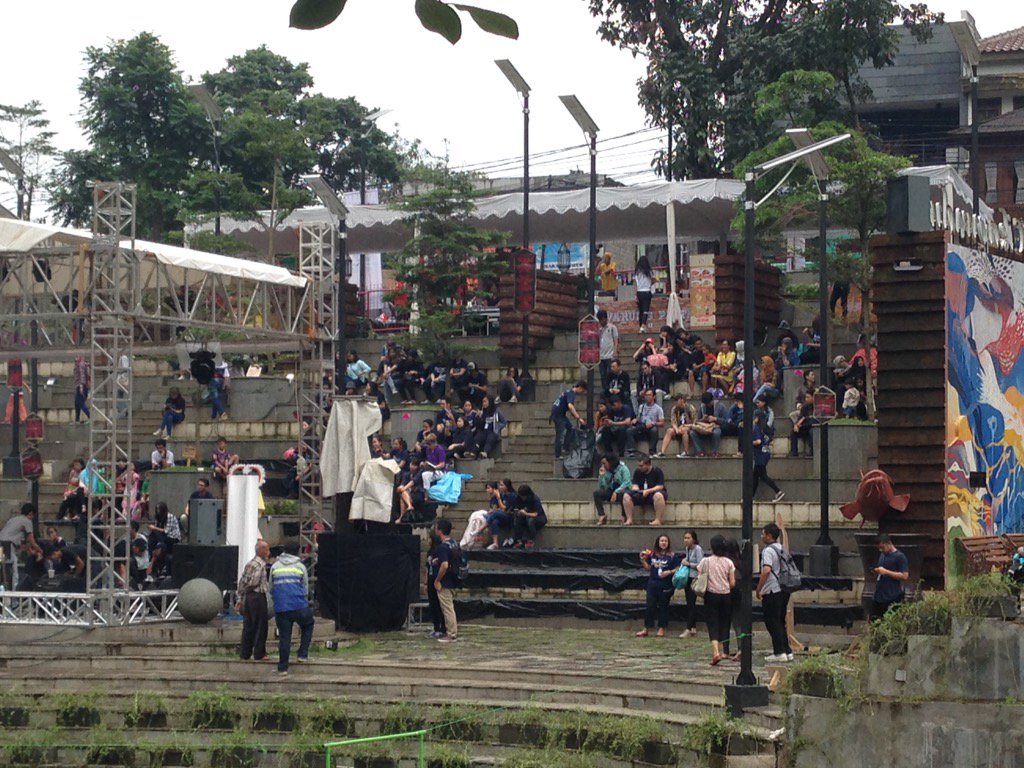 [LIVE REPORT]
FON 2016 sudah berlangsung di Teras Cikapundung!
Ayo datang ke FON 2016 sekarang, FREE ENTRY!