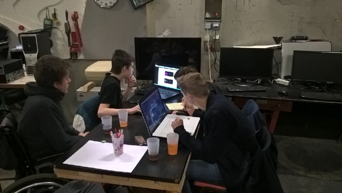 JeanXXIIIMetz's tweet image. L'équipe hackathon de #jean23 en plein projet #Hackcollège