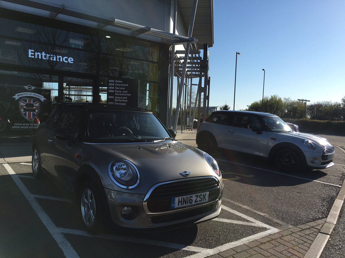 SnowsSammieee's tweet photo. Beautiful weather for two handovers this morning! #MINIUK #MINISales #SnowsMINI #NewCar #NewMINI https://t.co/99MWfDbusr