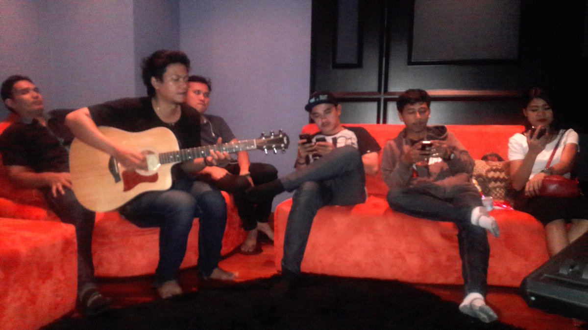 Suasana Take Vocal New Song "Cintaku Cinta Kau" @ MD Entertainment ditemani Mas Acha dan Mas Budi Achiel