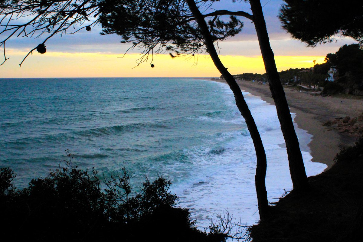 ¿Planificando las vacaciones en #MontroigMiami? Un #must: los atardeceres desde una de las playas o calas ;)