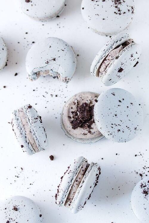 taeyeon and baby blue macarons