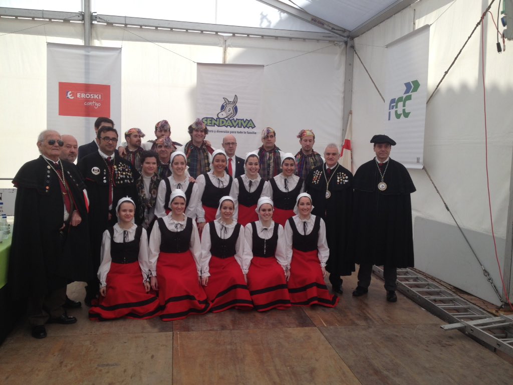 danzastudela's tweet photo. Comienzan los actos del Capítulo de la Orden del Volatin en las Fiestas de la Verdura. #danzarifeeling https://t.co/rKDDnKzTJ0