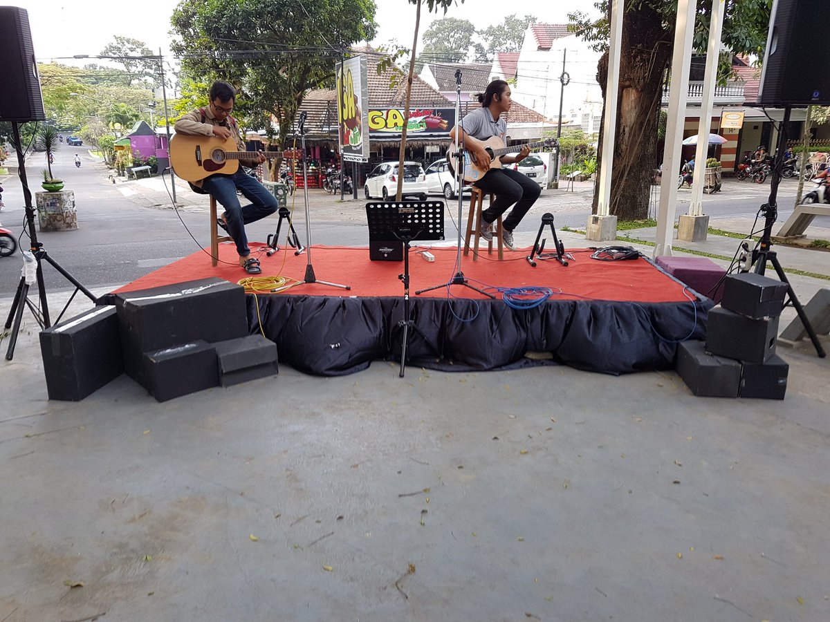 FIDESCreative's tweet photo. Hai^^ kami sudah mau mulai loh acaranya.. datang ya pukul 4 di tiap taman yang ditampilkan berbeda loh..
#MerasaSeni https://t.co/Rvl8bgyt0g