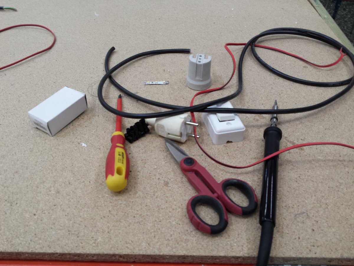 Comienza #CursosMonograficos Práctica de electricidad <a href="/baluarte/">Baluarte</a> <a href="/FundCajaNavarra/">FundaciónCajaNavarra</a>