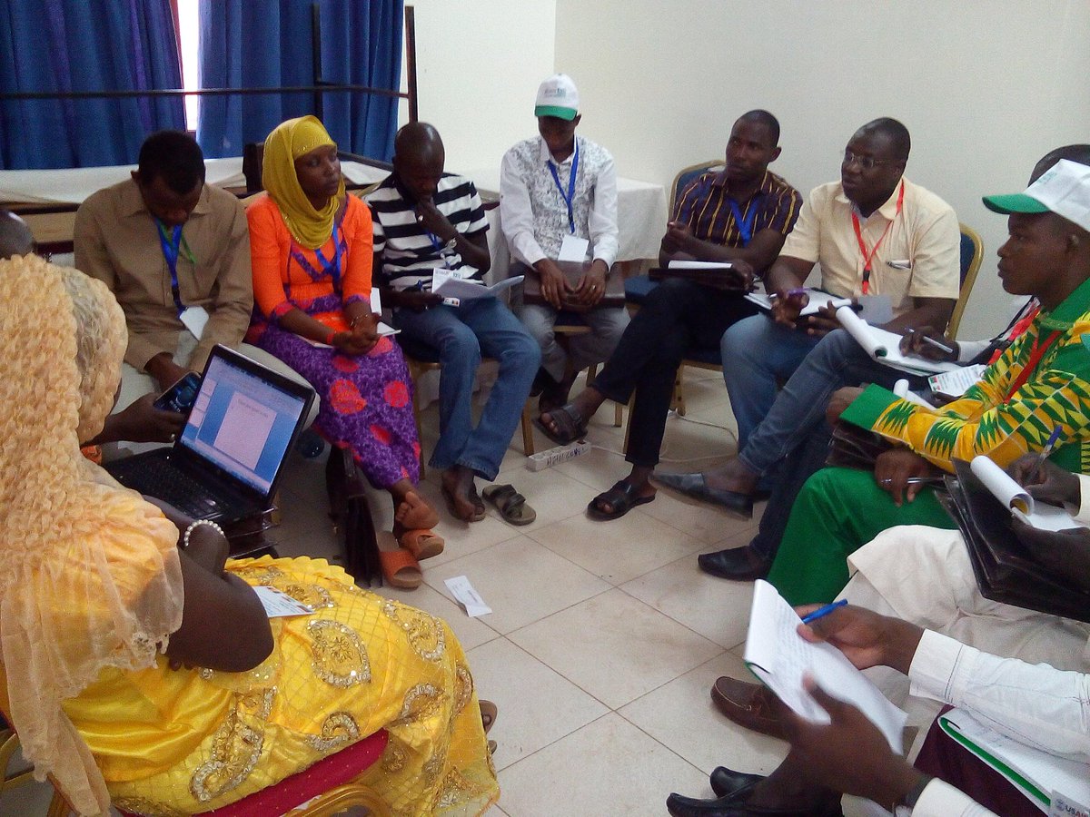 ToudaKaka's tweet photo. @IRIGenDem #Uniting Youth #PDevll @SFCG_NIGER travaux de groupe numéro 1 et 2 sur le thème du "jeune leader" https://t.co/Vgvwgg1Gqx