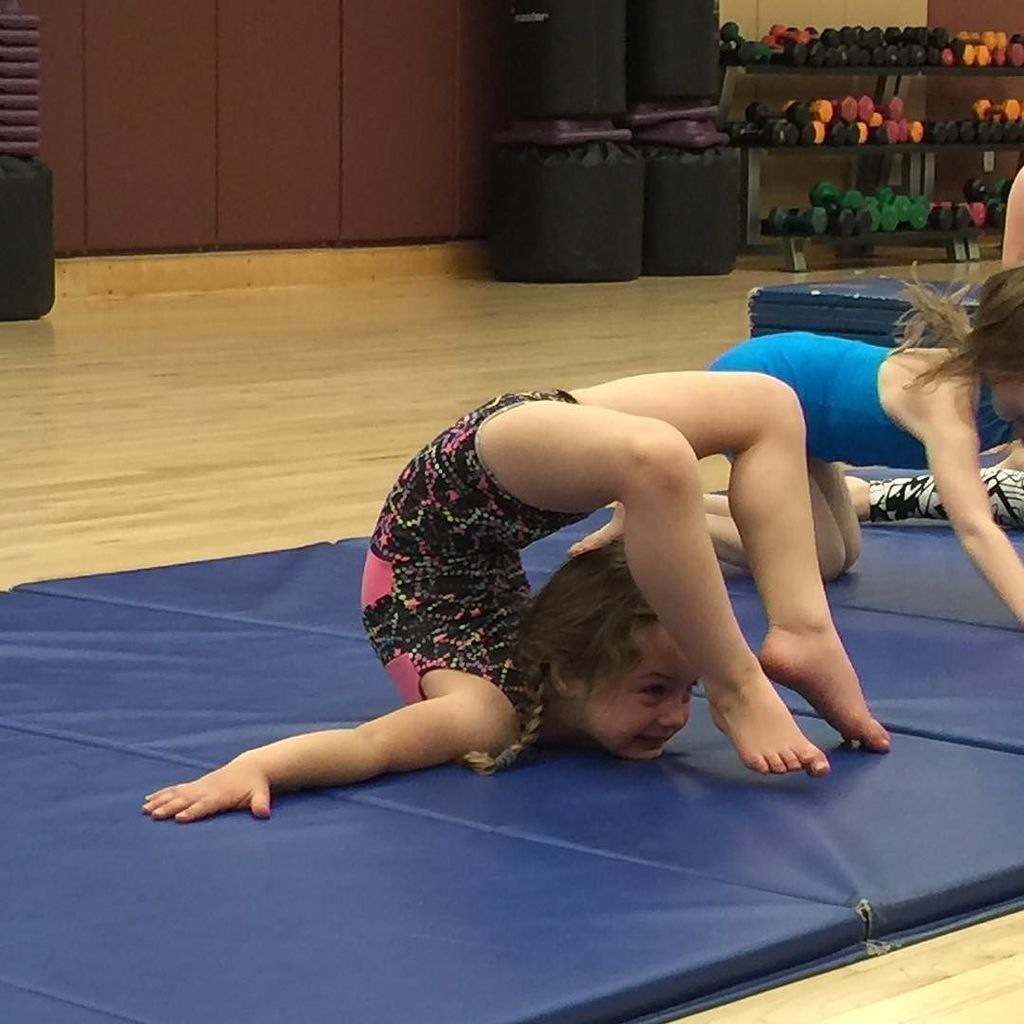 bubbapage's tweet photo. My daughter #priyajean doing her gymnastics thing. 😳 https://t.co/C5L3Hiuu7i https://t.co/UrTCoLC0LC
