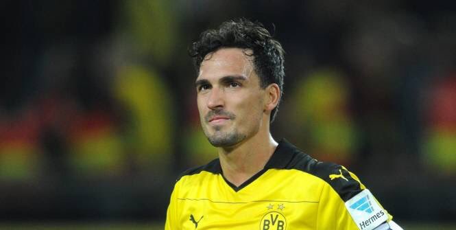 Michael_Michee's tweet photo. Mats Hummels est sifflé par les supporters de Dortmund à chaque fois qu'il touche le ballon. De la folie...
#DORWOL https://t.co/FA229cb8r3