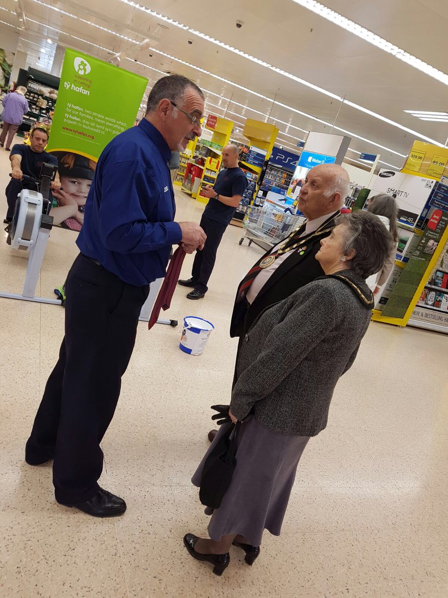 Fun in Ystrad this morning for the Mayors appeal <a href="/colly75/">Paul Collingridge</a> <a href="/TescoYstrad/">Tesco Ystrad</a>