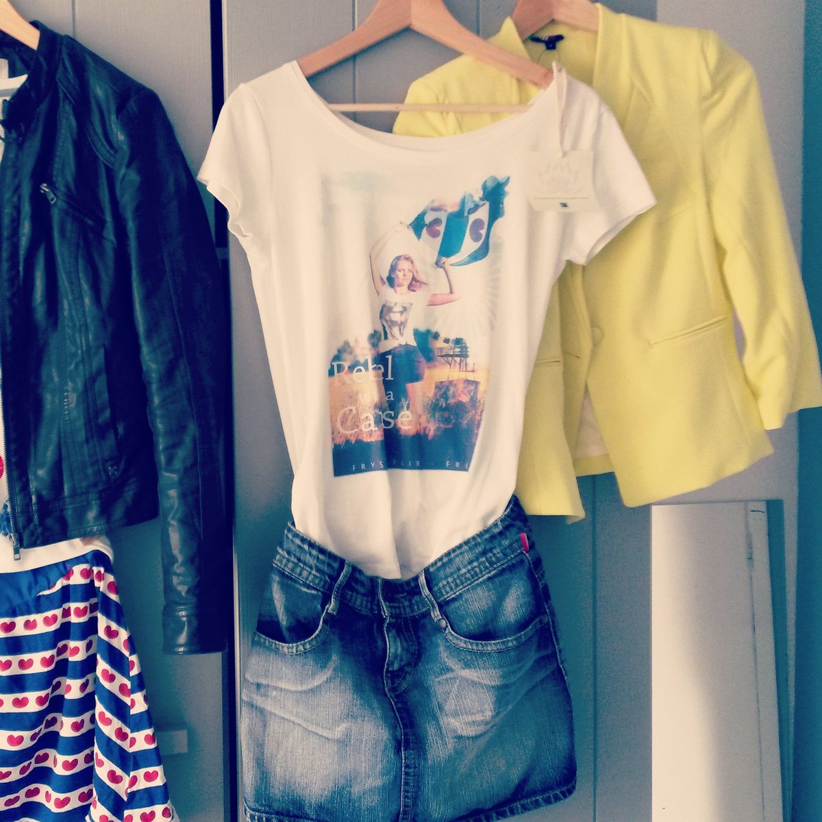 friesblond's tweet photo. Alles uit de kast! #vintage and brandnew voor bevrijdingsmarkt @BFFriesland #5mei #Frysk #Fair #Frij #Fashion https://t.co/d11JkDhQOt