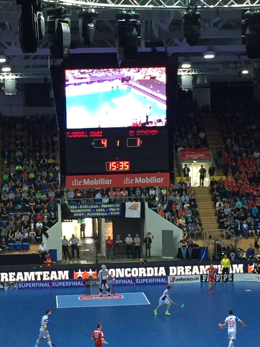 fbk_2's tweet photo. #läufthier #superfinalch #unserwegzugoldbitches #cmonreds @floorballkoeniz https://t.co/CXp0JCM9mK