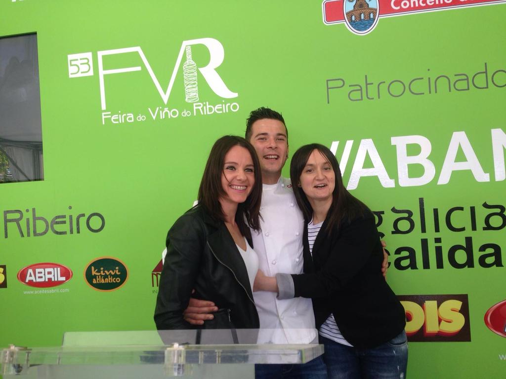 patrilv's tweet photo. .@carlosmchef3  ¡Mis amigas se han enamorado! #FeiraDoViñoDoRibeiro #Ribadavia https://t.co/0CM62LLKOI